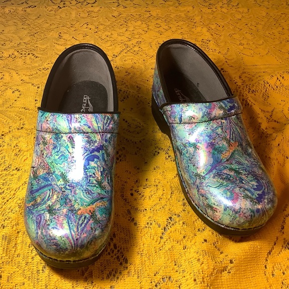 dansko wide shoes